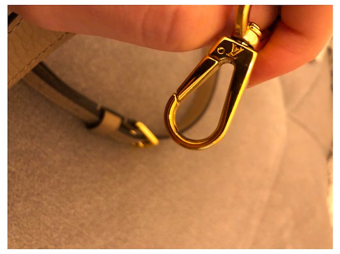 Louis Vuitton Capucines BB Galet Beige - vista 17
