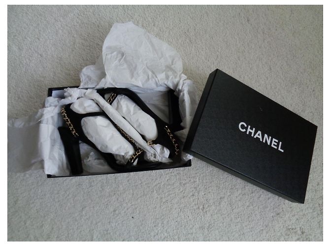 Chanel Absatzschuhe aus Wildleder Schwarz mit Kette - Ansicht 2