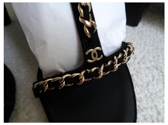 Chanel Absatzschuhe aus Wildleder Schwarz mit Kette - Ansicht 3