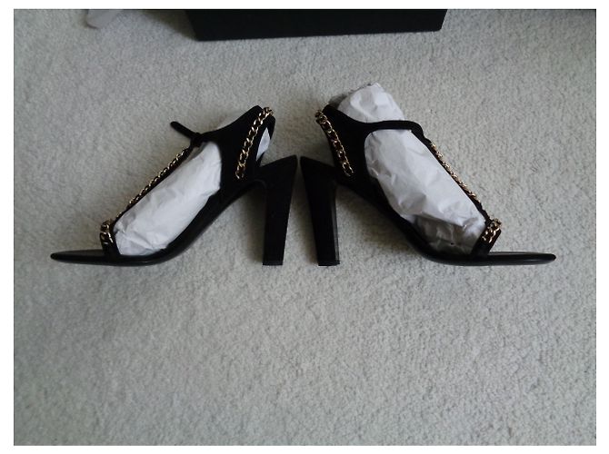 Chanel Absatzschuhe aus Wildleder Schwarz mit Kette - Ansicht 4