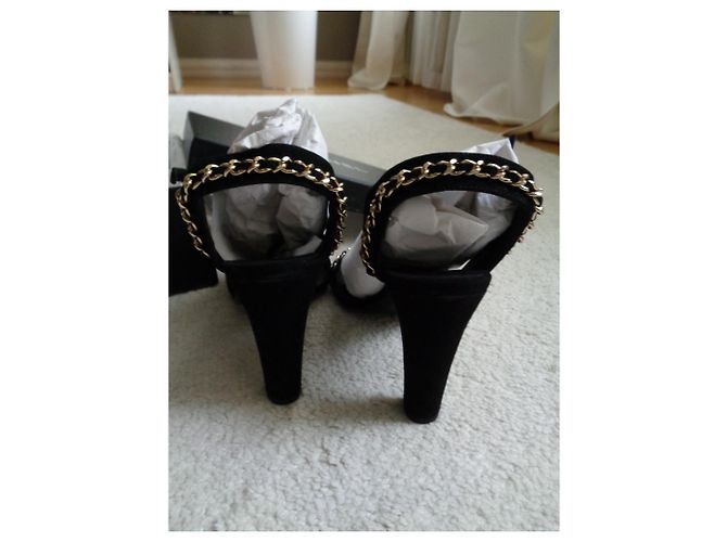 Chanel Absatzschuhe aus Wildleder Schwarz mit Kette - Ansicht 5