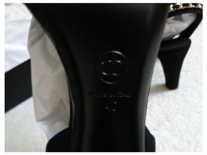Chanel Absatzschuhe aus Wildleder Schwarz mit Kette - Ansicht 6