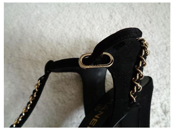 Chanel Absatzschuhe aus Wildleder Schwarz mit Kette - Ansicht 7