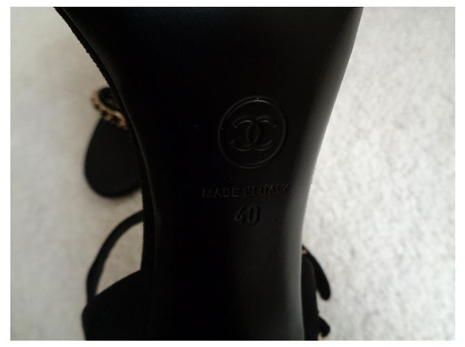 Chanel Absatzschuhe aus Wildleder Schwarz mit Kette - Ansicht 8