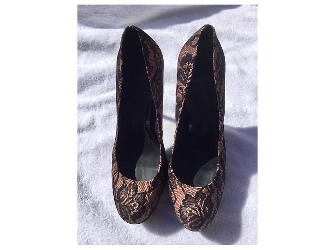 Carvela Tacchi Alti in Pizzo Nero e Pelle Rosa - vista 2