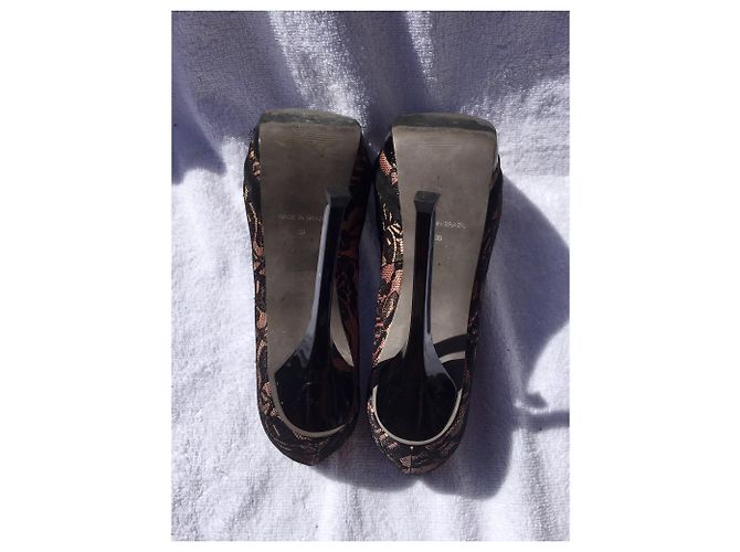 Carvela Tacchi Alti in Pizzo Nero e Pelle Rosa - vista 4