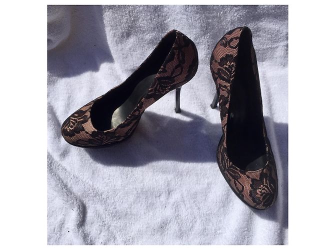 Carvela Tacchi Alti in Pizzo Nero e Pelle Rosa - vista 6