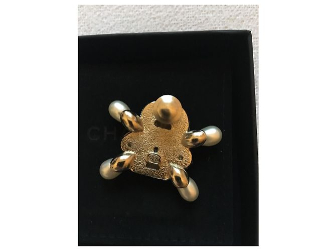 Spilla Chanel Oro in Metallo e Perle D'oro - vista 2