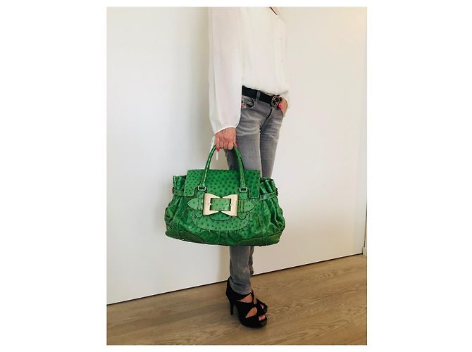 Borsa a mano Gucci verde in pelle di struzzo con fiocco metallico - vista 2