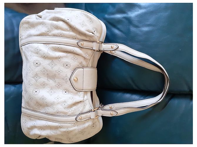 Borsa Louis Vuitton Mahina in pelle beige - vista 3