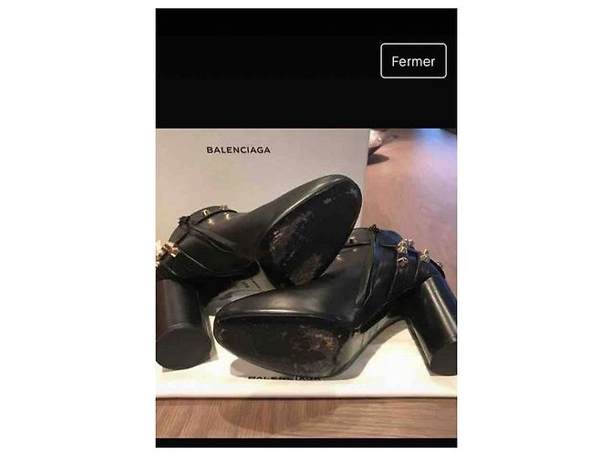 Balenciaga Bottines en cuir de veau noir et clous dorés - vue 4