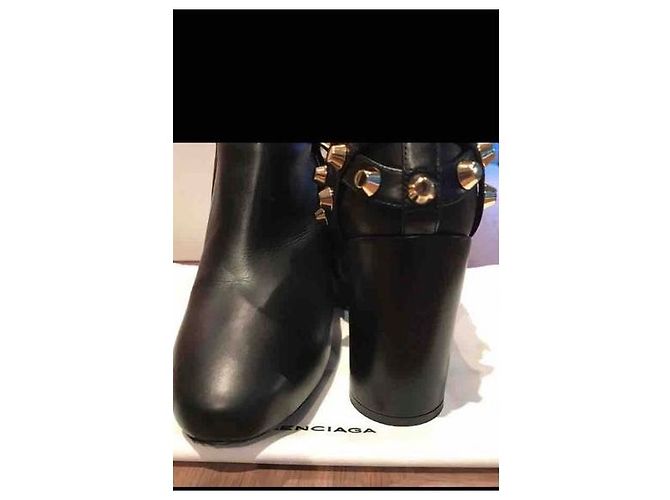 Balenciaga Bottines en cuir de veau noir et clous dorés - vue 5