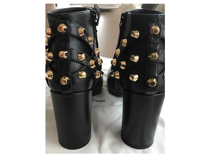 Balenciaga Bottines en cuir de veau noir et clous dorés - vue 6