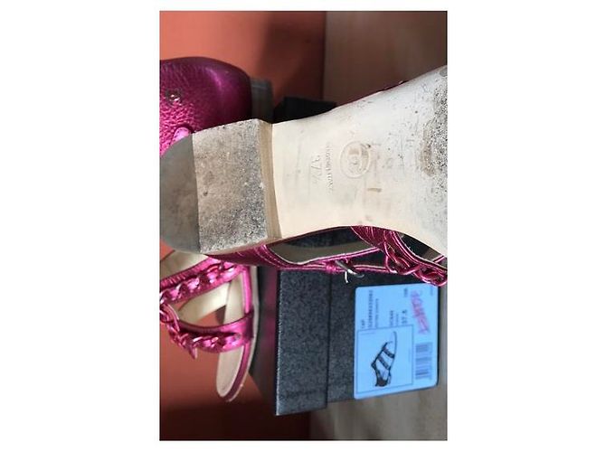 Sandali Chanel in pelle metallizzata fushia con catene Rosa - vista 3
