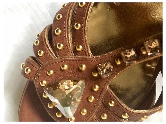 Miu Miu Sandali con plateau con tacco alto ingioiellati Marrone D'oro - vista 4