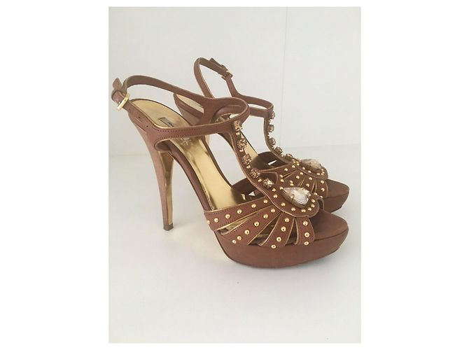Miu Miu Sandali con plateau con tacco alto ingioiellati Marrone D'oro - vista 5