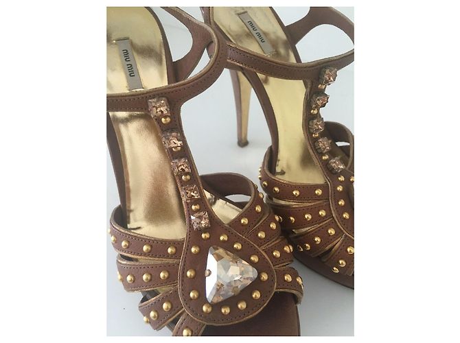 Miu Miu Sandali con plateau con tacco alto ingioiellati Marrone D'oro - vista 6
