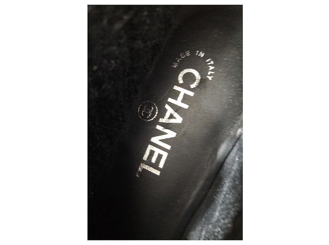 Botas Chanel de couro canelado e lã preto - vista 10