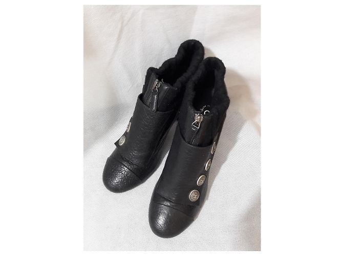 Botas Chanel de couro canelado e lã preto - vista 2