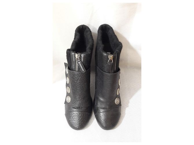 Botas Chanel de couro canelado e lã preto - vista 3