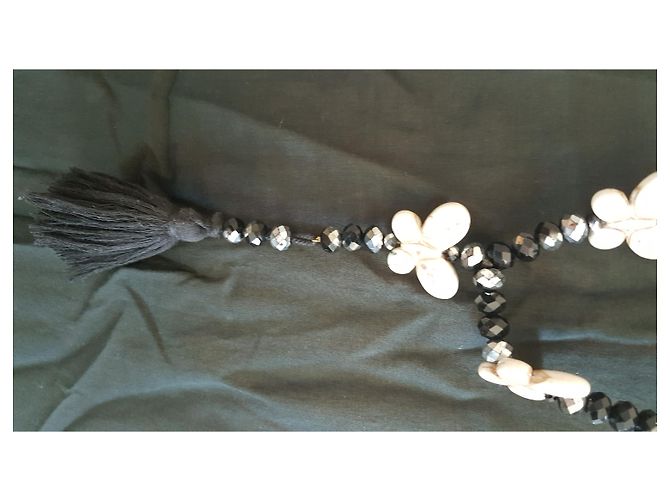 Autre Marque Collana lunga di perle nere con pompon - vista 5