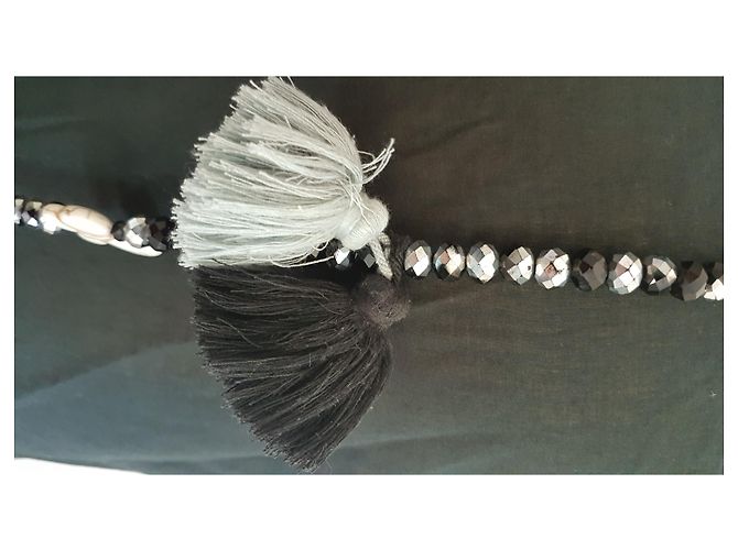 Autre Marque Collana lunga di perle nere con pompon - vista 6