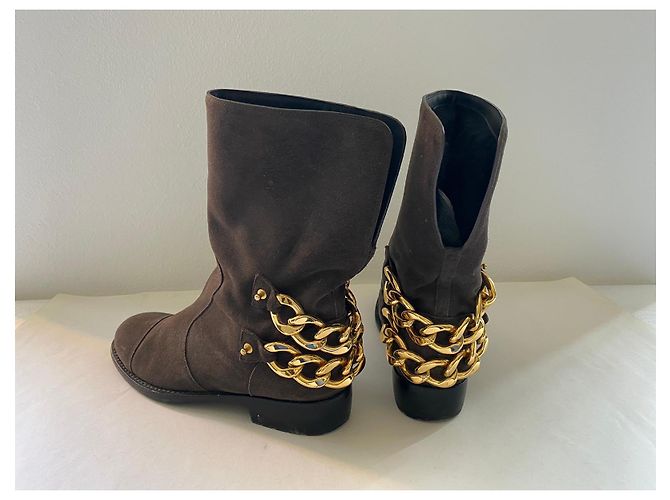 Botas Giuseppe Zanotti de ante marrón con cadenas doradas Marrón oscuro - vista 3
