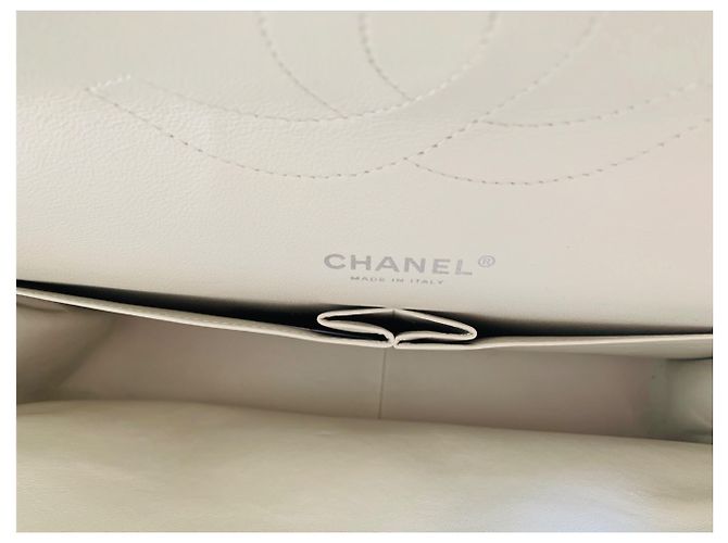 Borsa a patta maxi foderata Chanel in pelle caviale bianco crema - vista 4