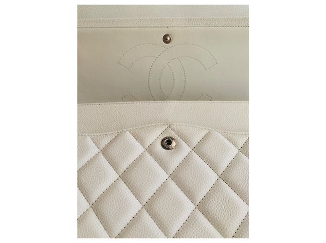 Borsa a patta maxi foderata Chanel in pelle caviale bianco crema - vista 8