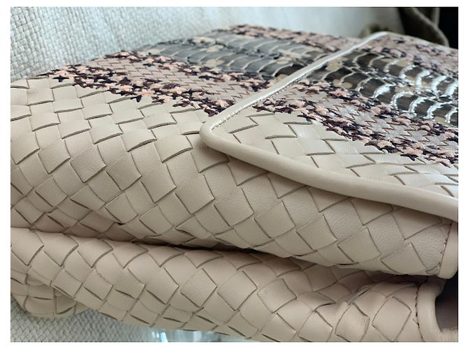 Bolsa de mão Bottega Veneta em couro de bezerro trançado e python envernizado - vista 2