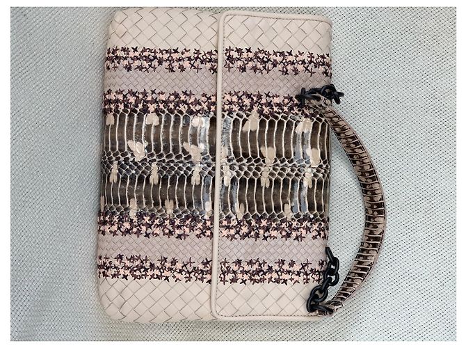 Bolsa de mão Bottega Veneta em couro de bezerro trançado e python envernizado - vista 5