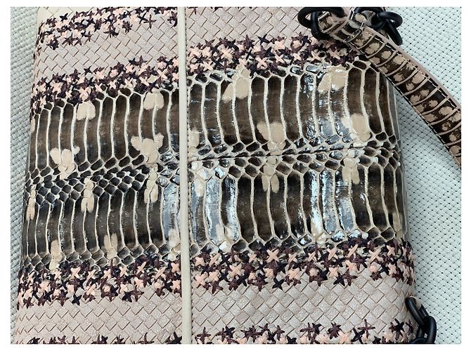 Bolsa de mão Bottega Veneta em couro de bezerro trançado e python envernizado - vista 7