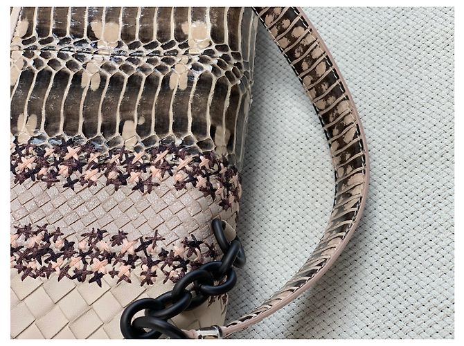 Bolsa de mão Bottega Veneta em couro de bezerro trançado e python envernizado - vista 8
