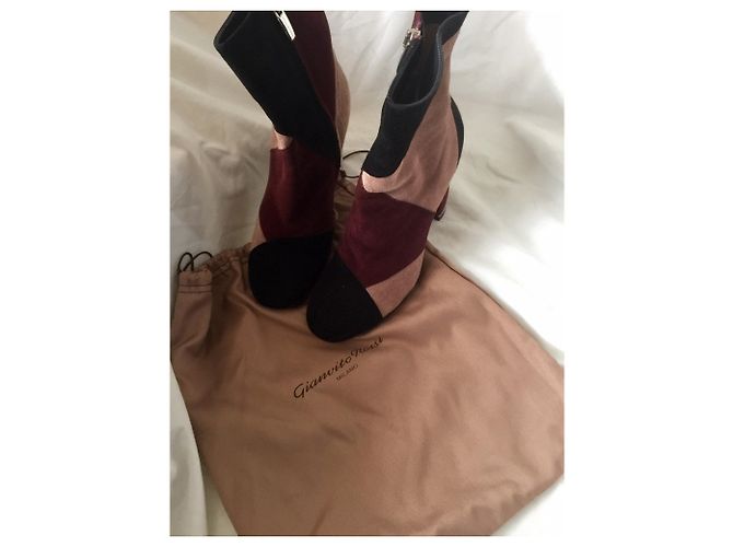 Botines Gianvito Rossi Negro Rosa Burdeos - vista 16