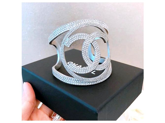 Ampio bracciale Chanel in cristallo CC Argento - vista 2