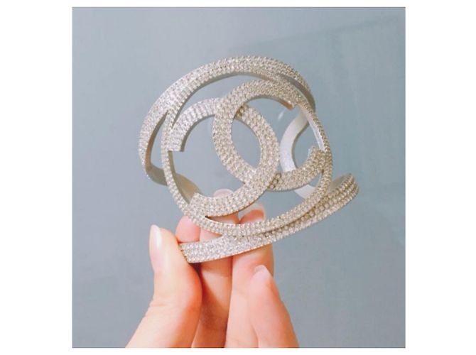 Ampio bracciale Chanel in cristallo CC Argento - vista 3