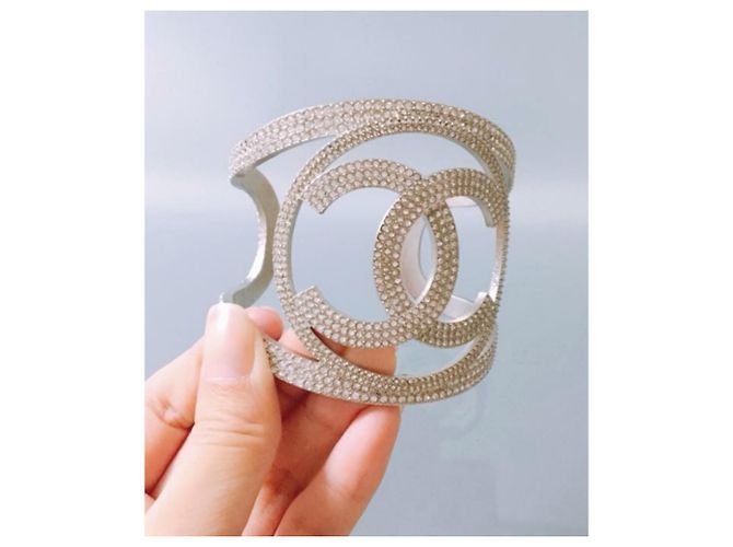Ampio bracciale Chanel in cristallo CC Argento - vista 4