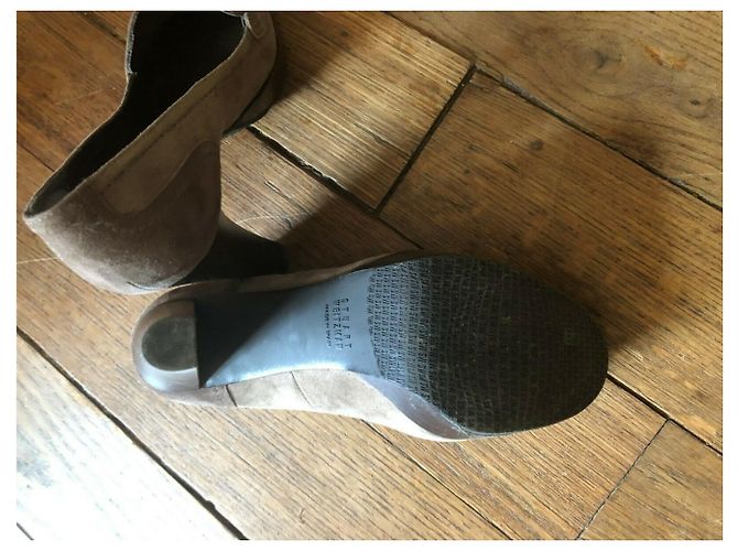Stuart Weitzman Pumps im Brogue-Stil Taupe Braun Wildleder - Ansicht 10