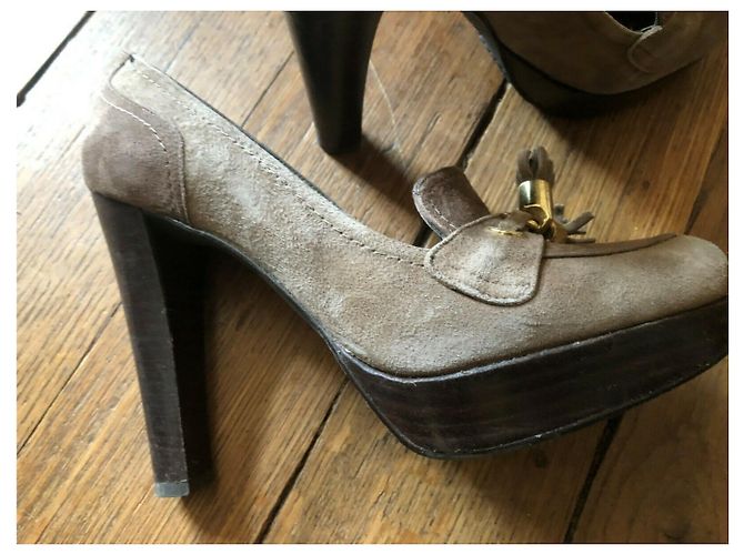 Stuart Weitzman Pumps im Brogue-Stil Taupe Braun Wildleder - Ansicht 11