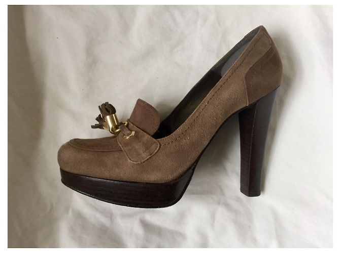Stuart Weitzman Pumps im Brogue-Stil Taupe Braun Wildleder - Ansicht 2
