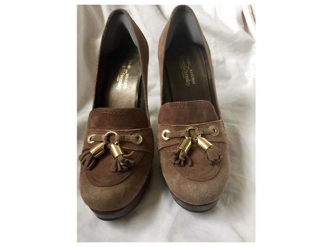 Stuart Weitzman Pumps im Brogue-Stil Taupe Braun Wildleder - Ansicht 3