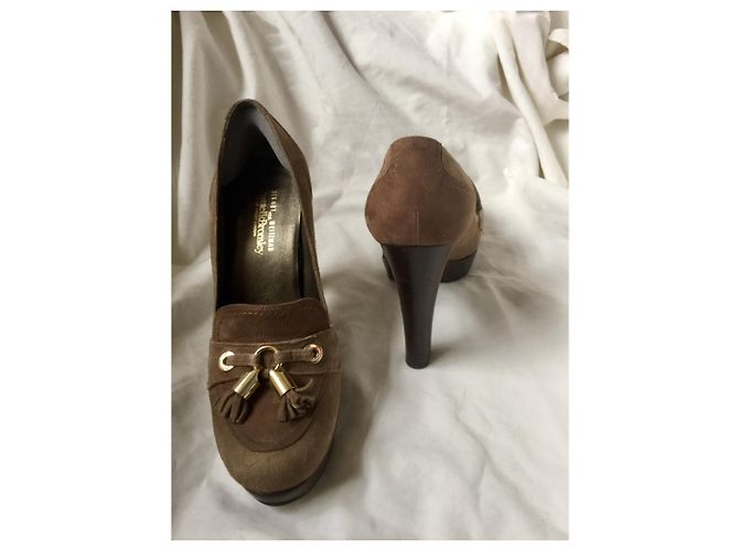 Stuart Weitzman Pumps im Brogue-Stil Taupe Braun Wildleder - Ansicht 4