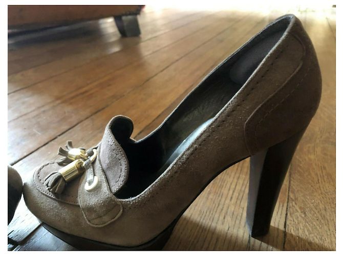 Stuart Weitzman Pumps im Brogue-Stil Taupe Braun Wildleder - Ansicht 8