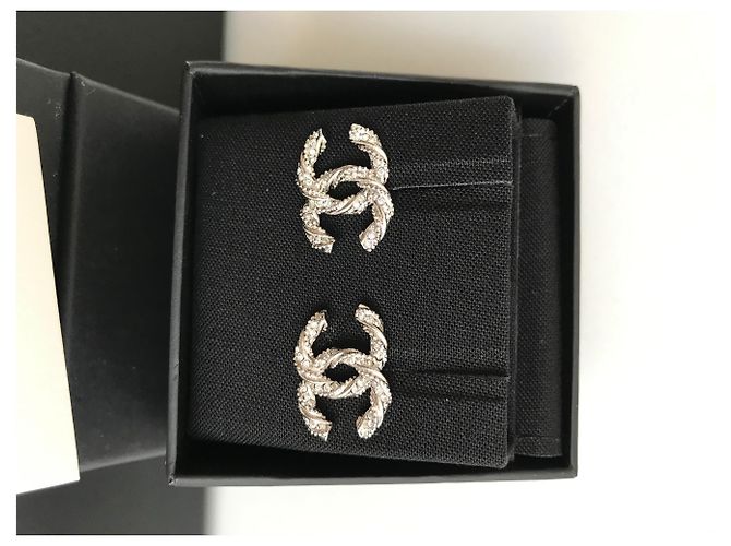 Orecchini Chanel CC Classic in metallo argentato e strass Argento - vista 2