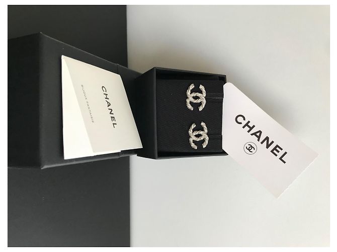 Orecchini Chanel CC Classic in metallo argentato e strass Argento - vista 4