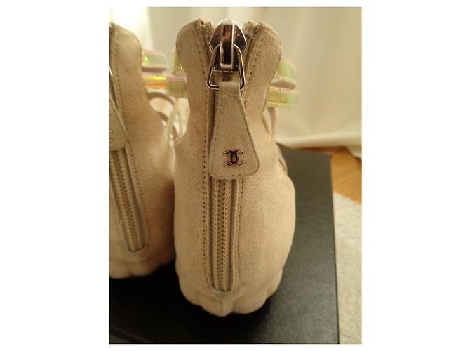 Sandali piatti Chanel in scamosciato beige - vista 2