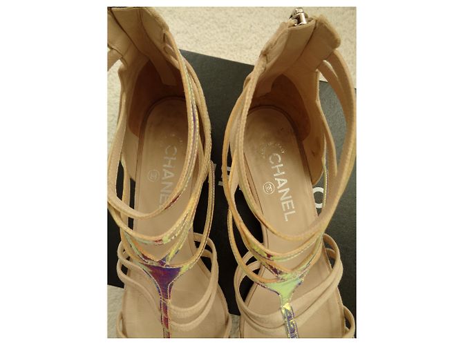 Sandali piatti Chanel in scamosciato beige - vista 3