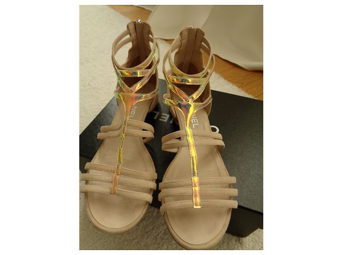 Sandali piatti Chanel in scamosciato beige - vista 5