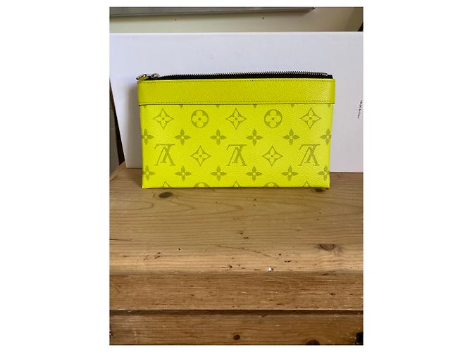 Pochette Discovery Louis Vuitton Amarilla Cuero Amarillo - vista 2