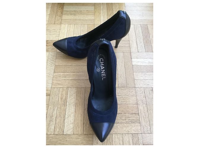 Décolleté Chanel Bicolore Nero e Blu Navy Tela e Pelle - vista 11